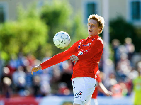 Rasmus Elm, Kalmar, tar ner bollen på bröstet