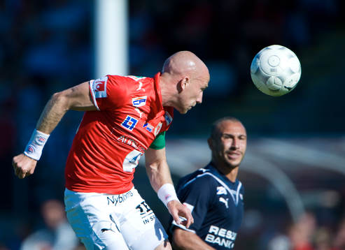 Henrik Rydström nickar, Henrik Larsson i bakgrunden