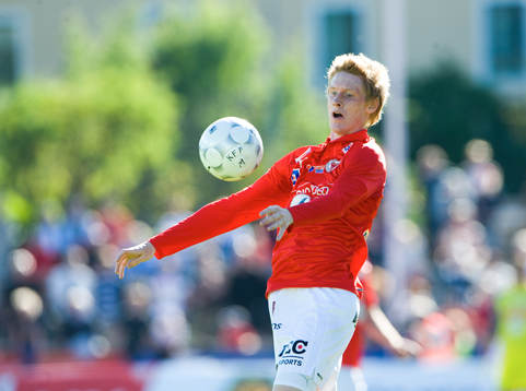 Rasmus Elm, Kalmar, tar ner bollen på bröstet