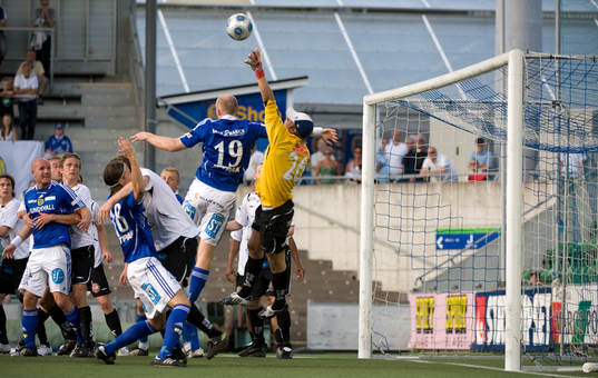 Erik Dahlin, målvakt Trollhättan mot Hannes Sigurdsson,