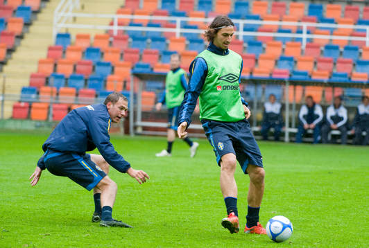 Zlatan Ibrahimovic hinner fram före Andreas Granqvist