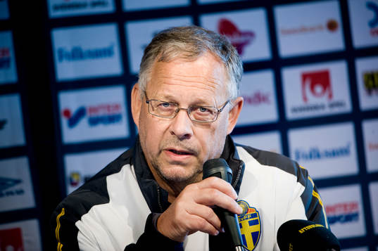 Lars Lagerbäck, förbundskapten på presskonferens