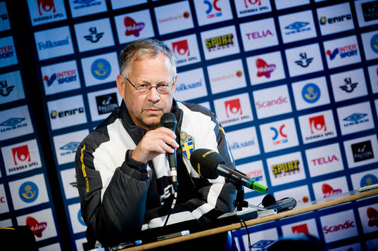 Lars Lagerbäck, förbundskapten på presskonferens