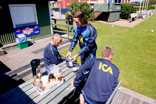 Ola Toivonen, Mattias Bjärsmyr och Pontus Wernbloom, fikar