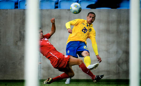 Emir Bajrami slår ett inlägg