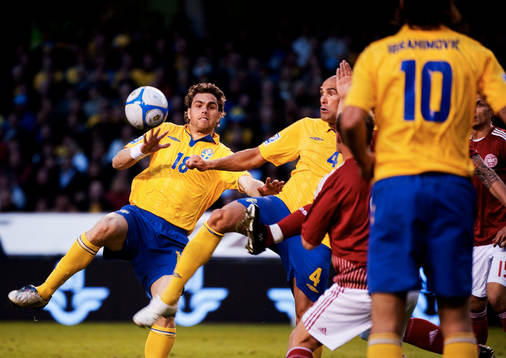 Johan Elmander och Daniel Majstorovic, Sverige, går båda
