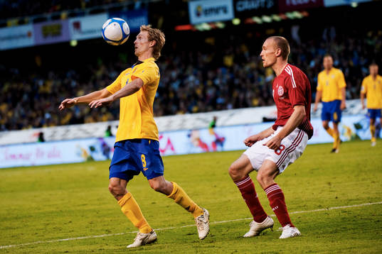 Christian Wilhelmsson, Sverige, får tag på bollen före
