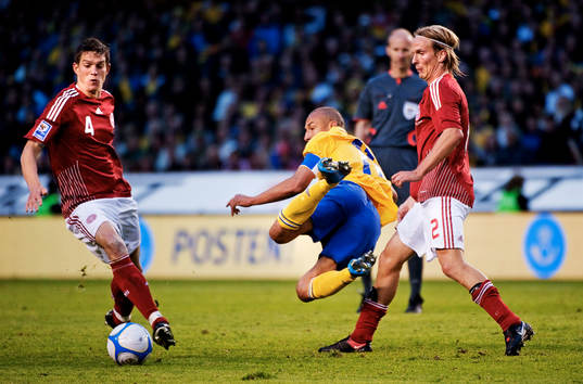 Daniel Agger och Christian Poulsen, Danmark, stoppar Henrik