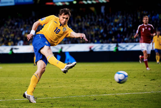 Johan Elmander, Sverige, skjuter mot mål