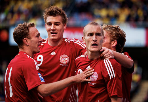 Thomas Kahlenberg, Danmark, gratuleras till sitt 0-1-mål