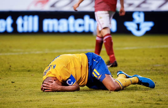 Henrik Larsson, Sverige, ligger kvar på marken