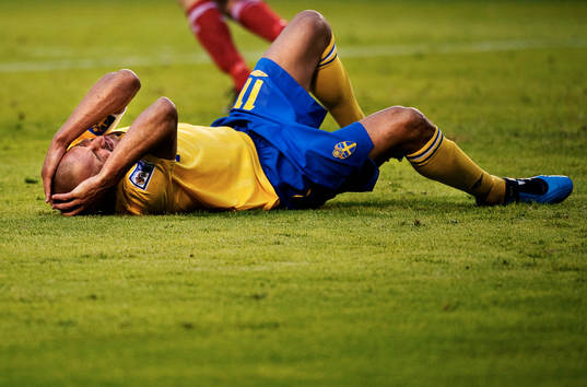 Henrik Larsson, Sverige, ligger kvar på marken