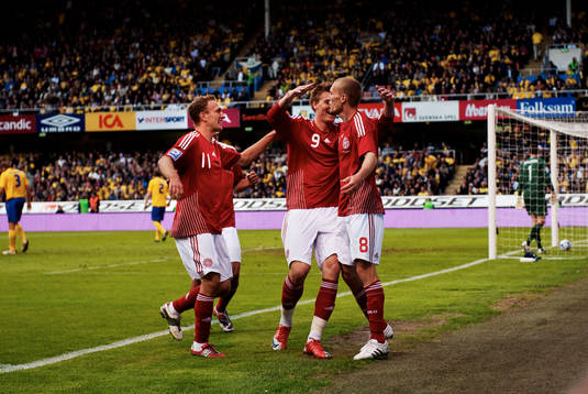 Thomas Kahlenberg, Danmark, gratuleras till sitt 0-1-mål.