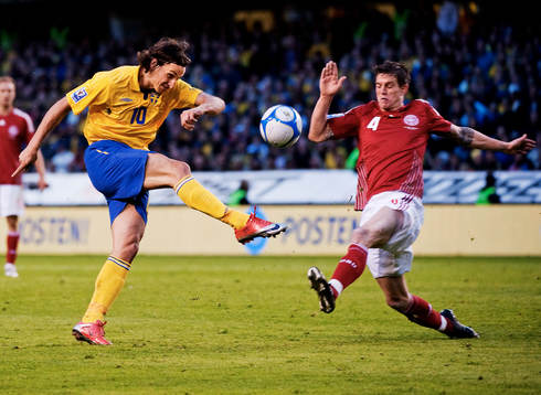 Zlatan Ibrahimovic, Sverige, skjuter förbi Daniel Agger,
