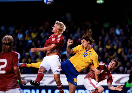 Zlatan Ibrahimovic, Sverige, stoppas av danska försvarare
