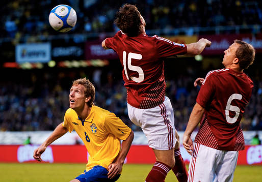 Christian Wilhelmsson, Sverige, har fokus på bollen