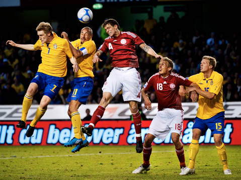Rasmus Elm och Henrik Larsson, Sverige, försöker båda