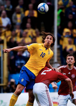 Zlatan Ibrahimovic, Sverige, trycker ner Christian Poulsen,