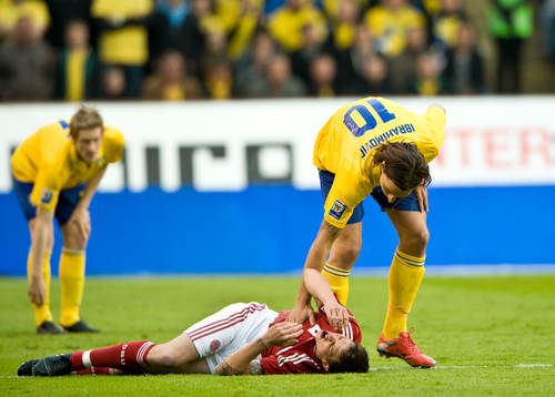Zlatan Ibrahimovic, Sverige, kollar upp Daniel Agger,
