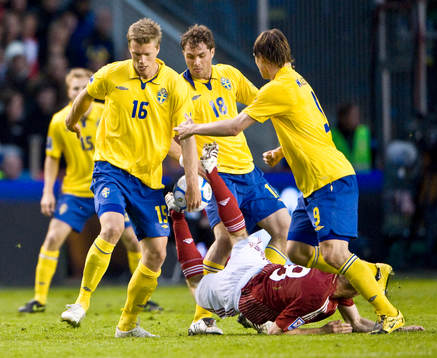 Viktor Elm och Johan Elmander, Sverige, i trasslig situation