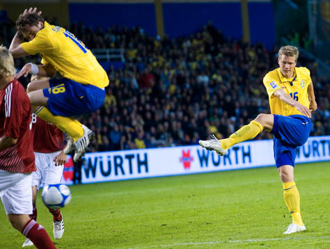 Två pigga inhoppare, Viktor Elm skjuter och Johan Elmander