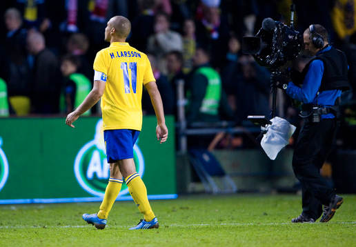 Henrik Larsson lämnar plan