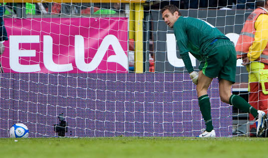 Andreas Isaksson, målvakt, har just släppt in målet
