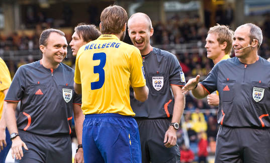 Olof Mellberg hälsar på domare, glädje, genre