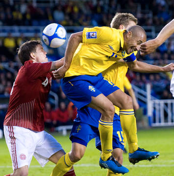 Henrik Larsson nära nicka in en boll