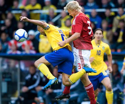 Simon Kjaer trycker till Henrik Larsson