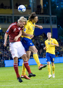 Simon Kjaer och Zlatan Ibrahimovic nickduell