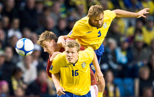 Viktor Elm och Olof Mellberg, Sverige, nickduell, nick