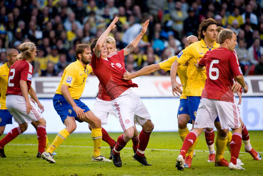 Daniel Agger, Danmark, faller lätt