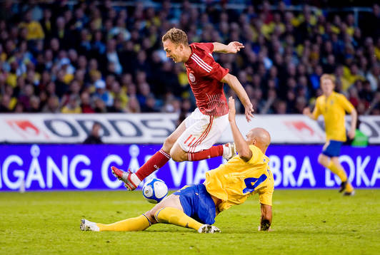Daniel Majstorovic, Sverige, stoppar Dennis Rommedahl,