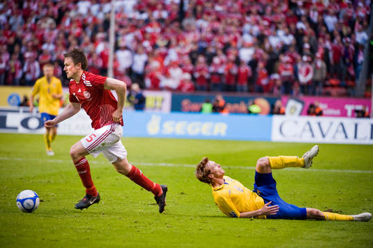 Christian Wilhelmsson, Sverige, faller bakom William Kvist,