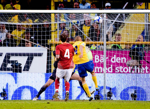 Henrik Larsson, Sverige, skjuter över