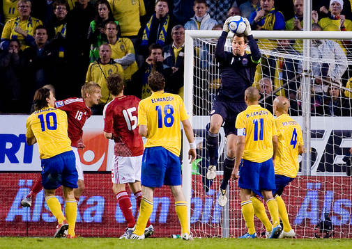 Thomas Sorensen, målvakt, Danmark, tar ned bollen och