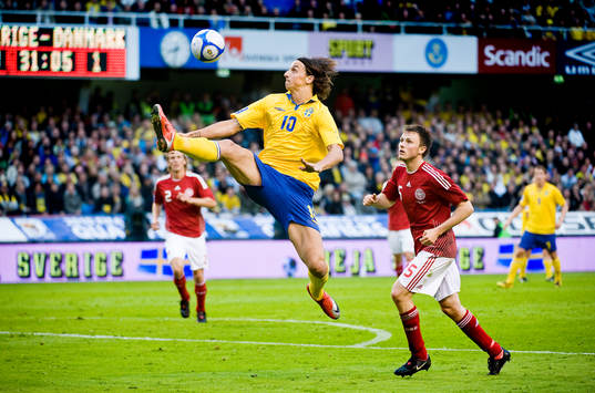 Zlatan Ibrahimovic, Sverige, med William Kvist, Danmark, i
