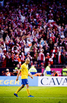 Henrik Larsson, Sverige, lämnar planen i besvikelse