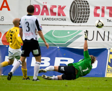 Björn Karlsson, lyfter bollen över Sebastian Karlsson,