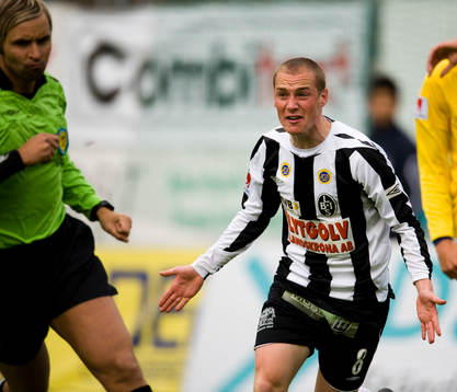 Christoffer Carlsson, missnöjd med Jim Petersson, domare,