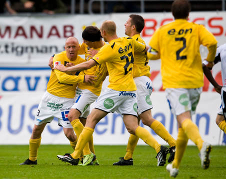 Björn Karlsson, grattas av sina medspelare, jubel,