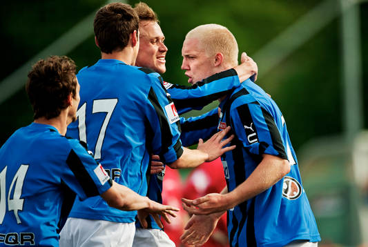 Daniel Fernberg, Sirius, gratuleras till sitt 1-2-mål