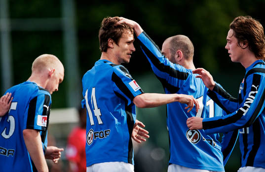 Shpetim Hasani, Sirius, gratuleras till sitt 1-1-mål