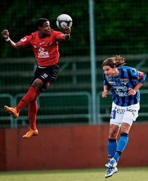 Kennedy Igboananike, Vasalund, försöker nå bollen som