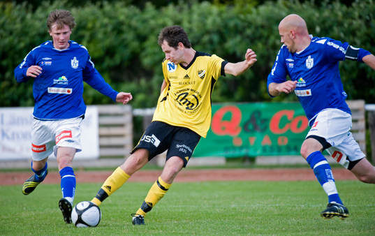 David Hansson skjuter, trots hård bevakning