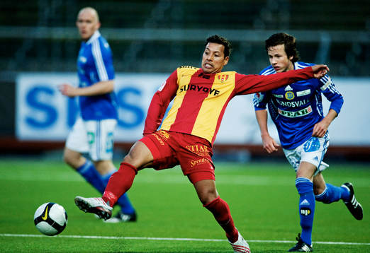 Victor Guglielmotti, Syrianska, stöter fram bollen