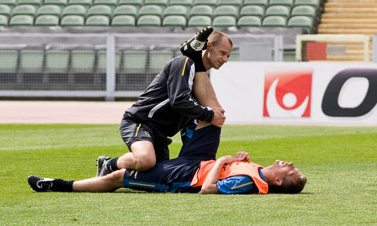 Anders Svensson får hjälp med stretchingen