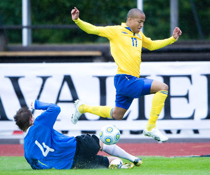 Martin Olsson flyger över Aleksei Jahhimovits