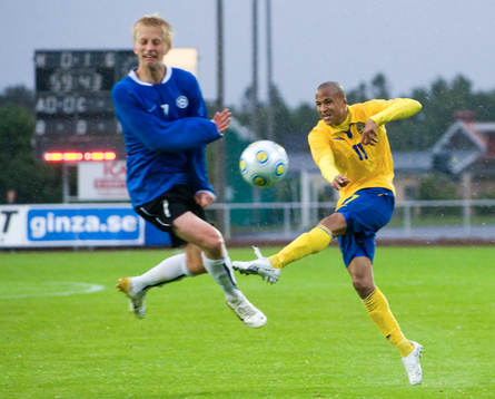 Martin Olsson skjuter och Ats Sillaste bryter
